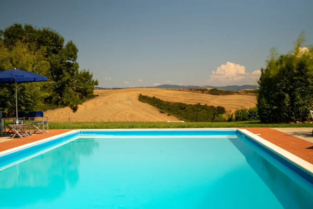 Villa italienne avec piscine entourée de cyprès